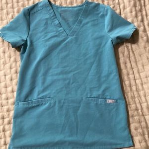 Figs Hydrogen Green Casma 3 pocket top